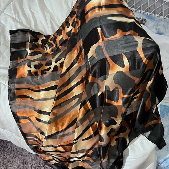 Elaine Animal print scarve - Picture 6 of 10